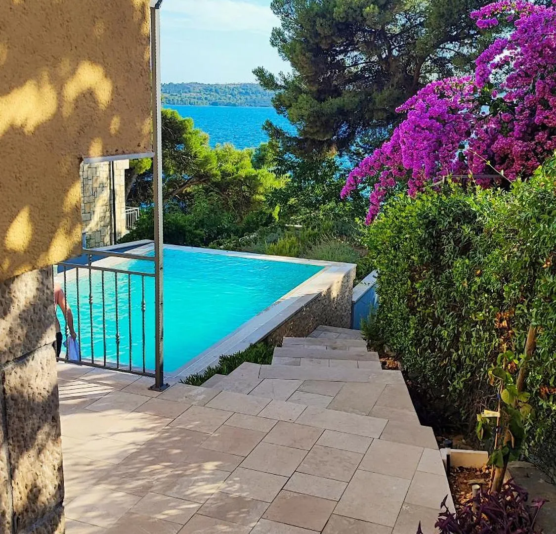 Villa Penava, Private Beach, Pool And 7Min To Trogir Apartmán
