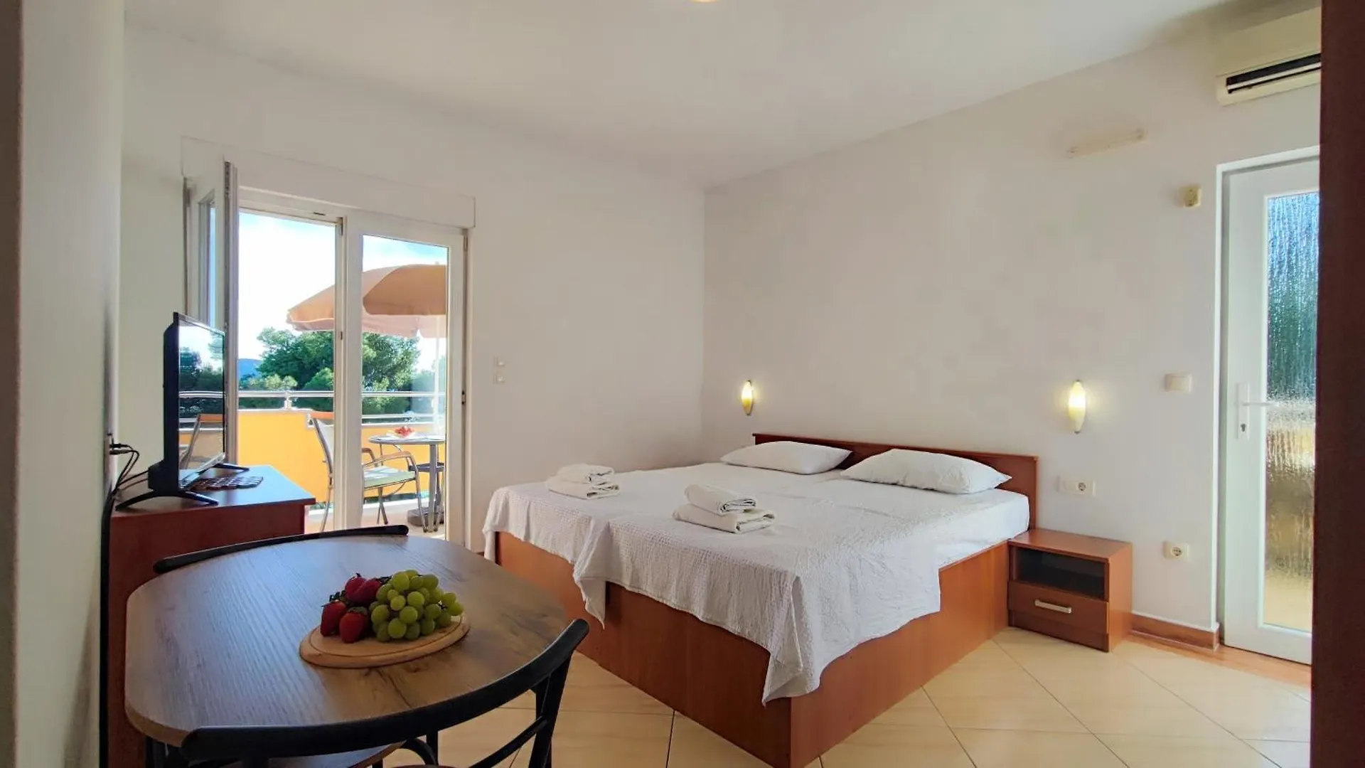 Villa Penava, Private Beach, Pool And 7Min To Trogir Apartment